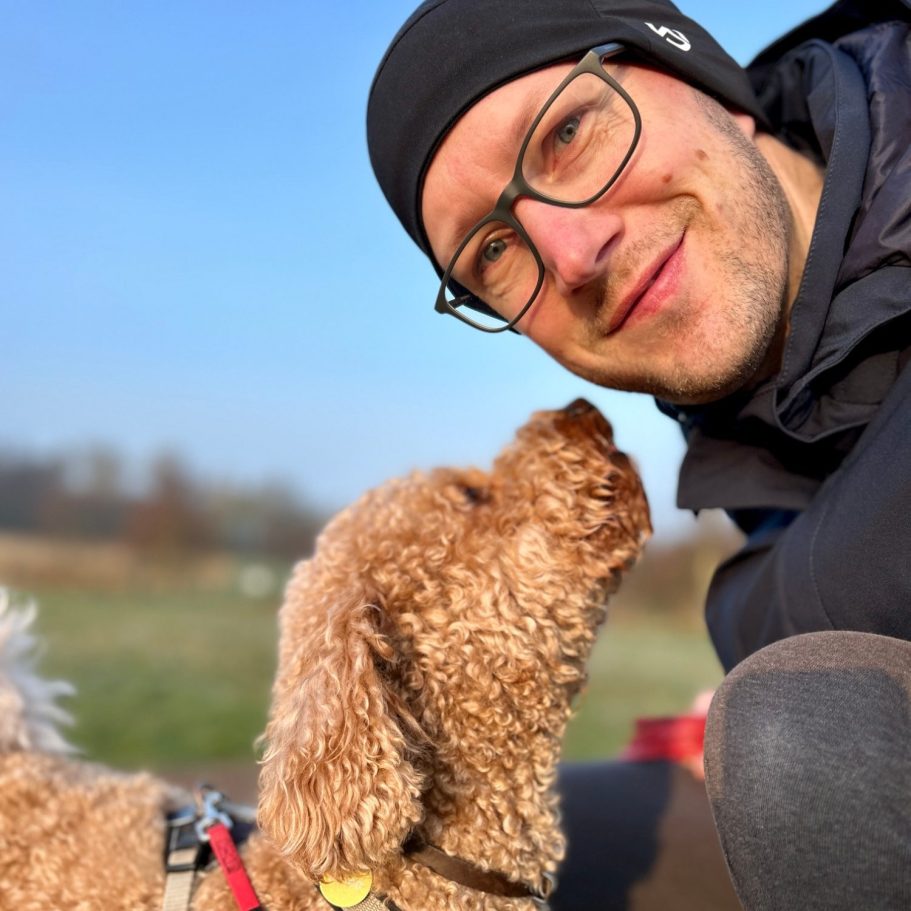 Auf dem Bild ist der Hundetrainer Stephan zu sehen